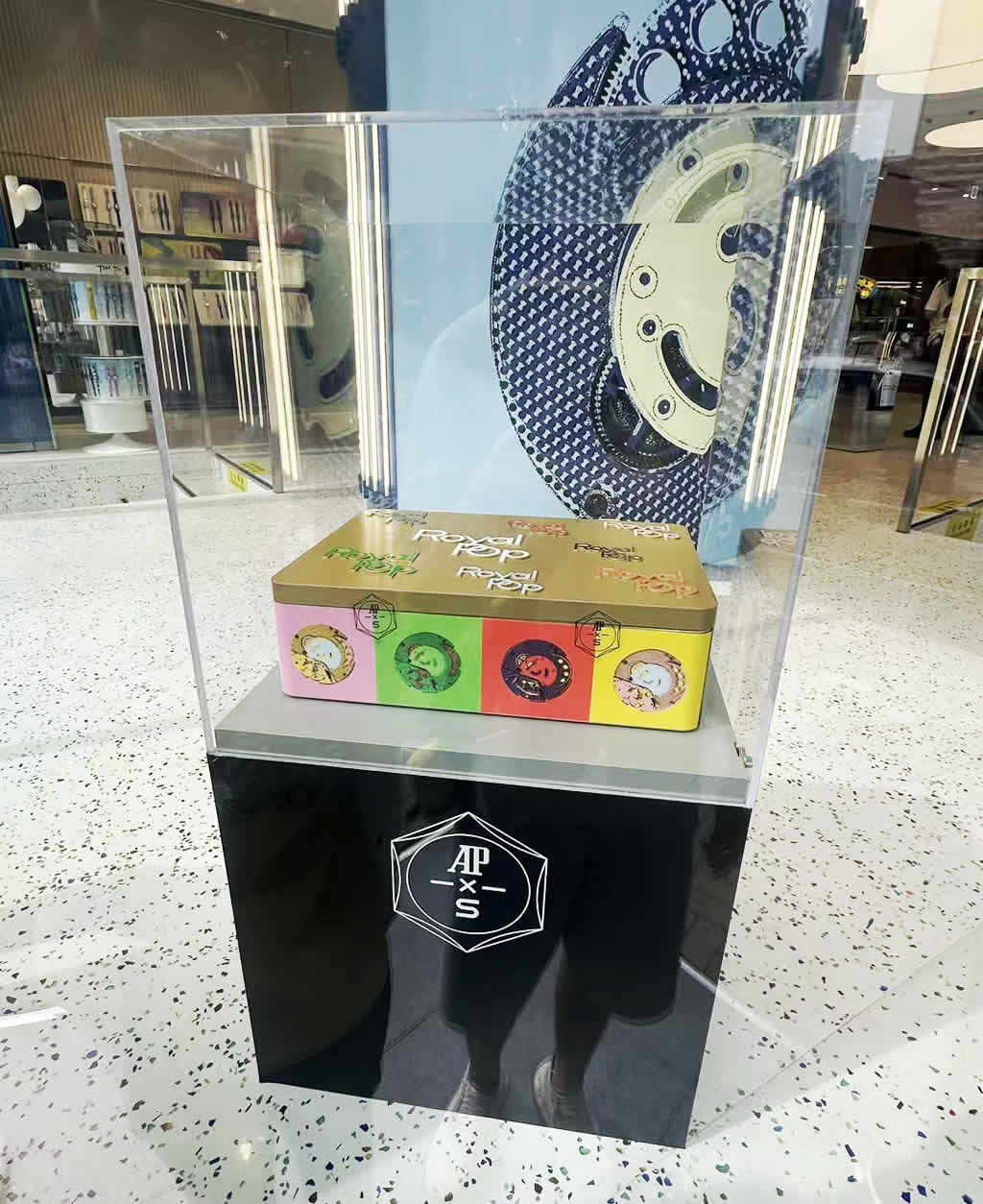大型圓柱展示柱與透明展示盒