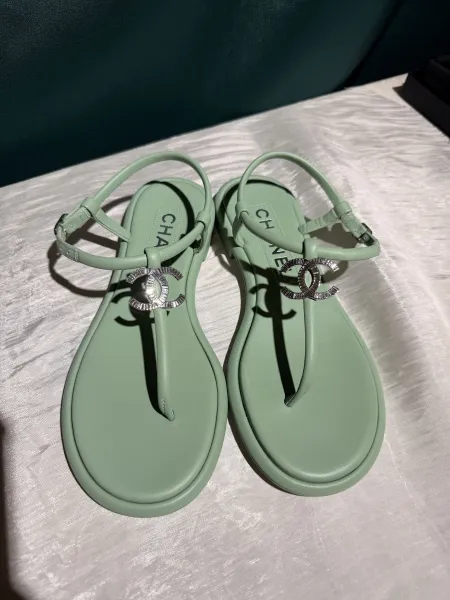 Chanel 一字帶綠色雙C水鑽涼鞋