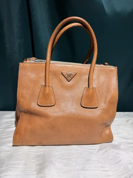 Prada 牛皮手提包