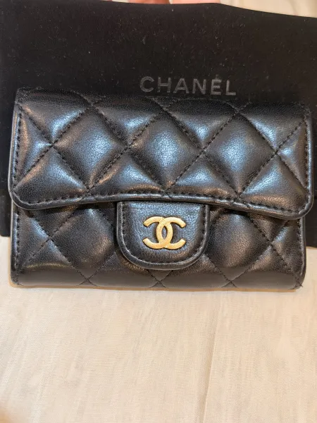 Chanel 羊皮卡包