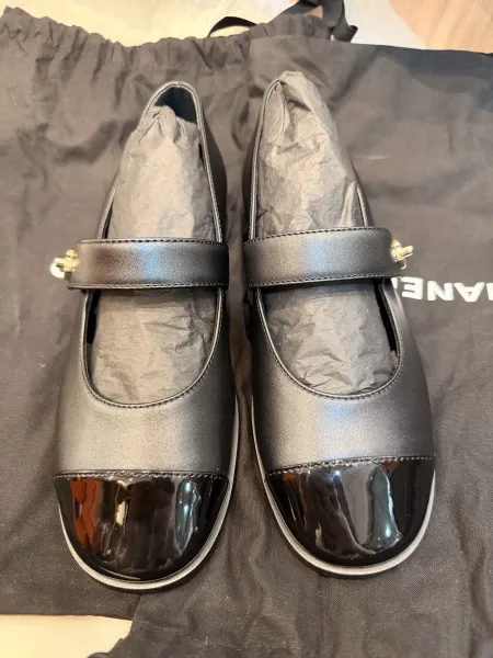 Chanel 黑色金扣瑪麗珍鞋