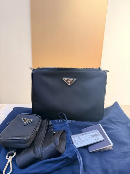 PRADA Saffiano 尼龙斜挎包｜经典皮革质感遇实用多功能设计