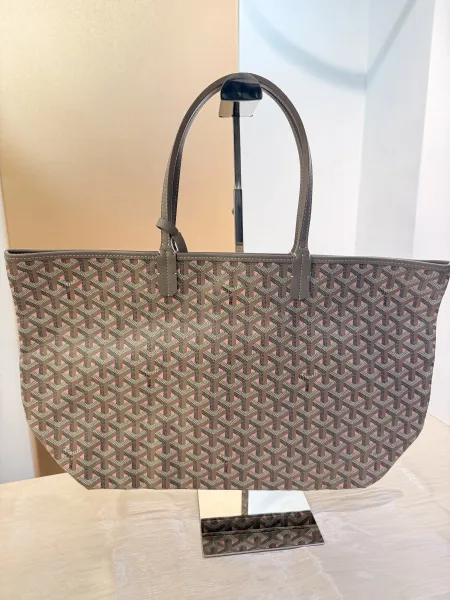 GOYARD 限量版雙面老花：大象灰邂逅櫻花粉