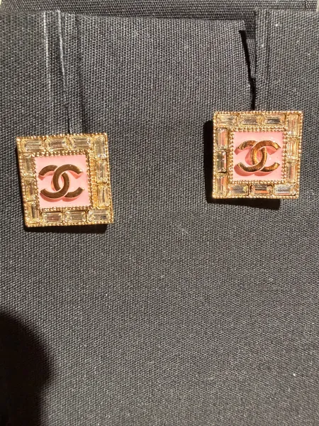 Chanel 方糖水鑽粉雙C耳環